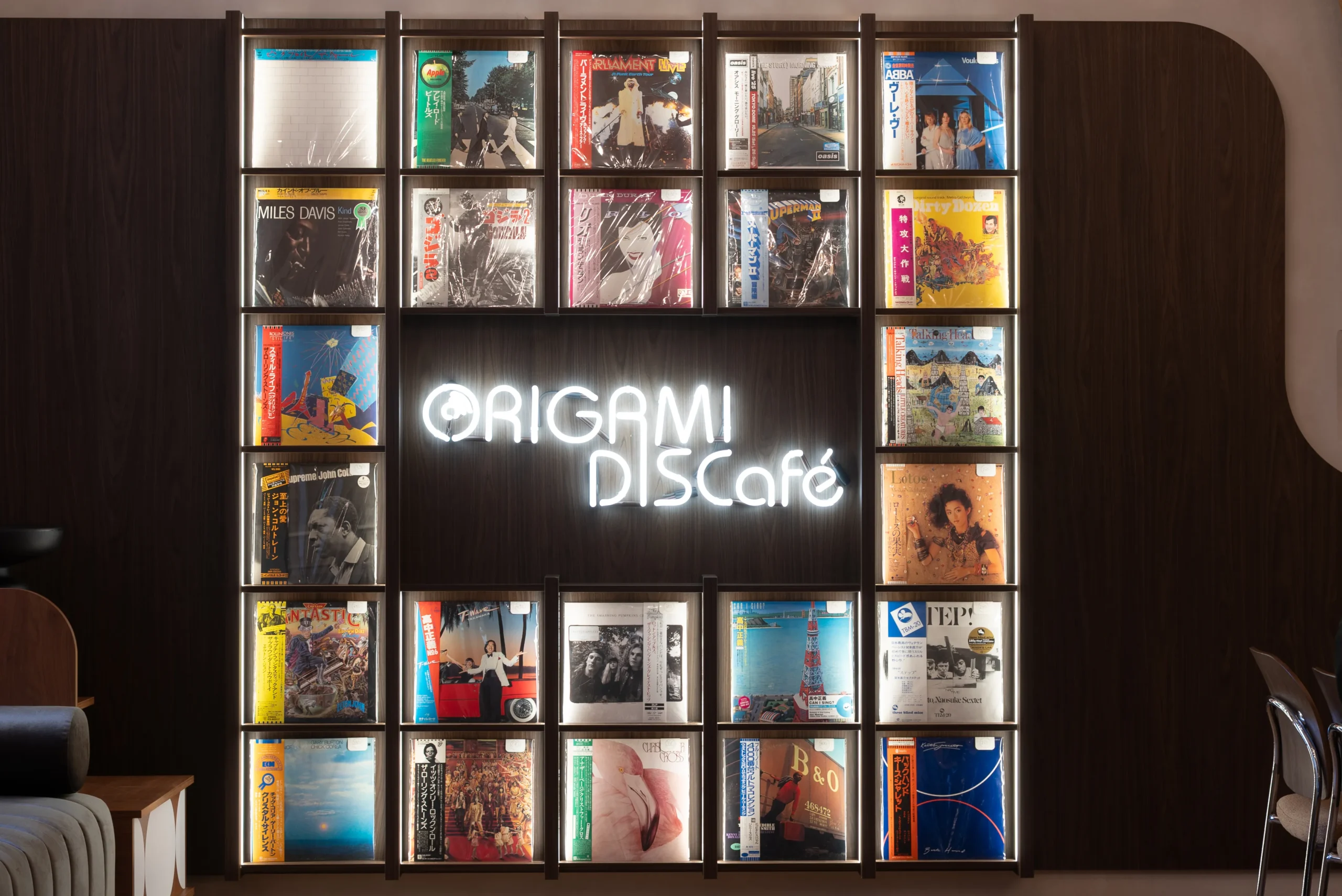 Kolekcja winyli i neon Origami Discafé